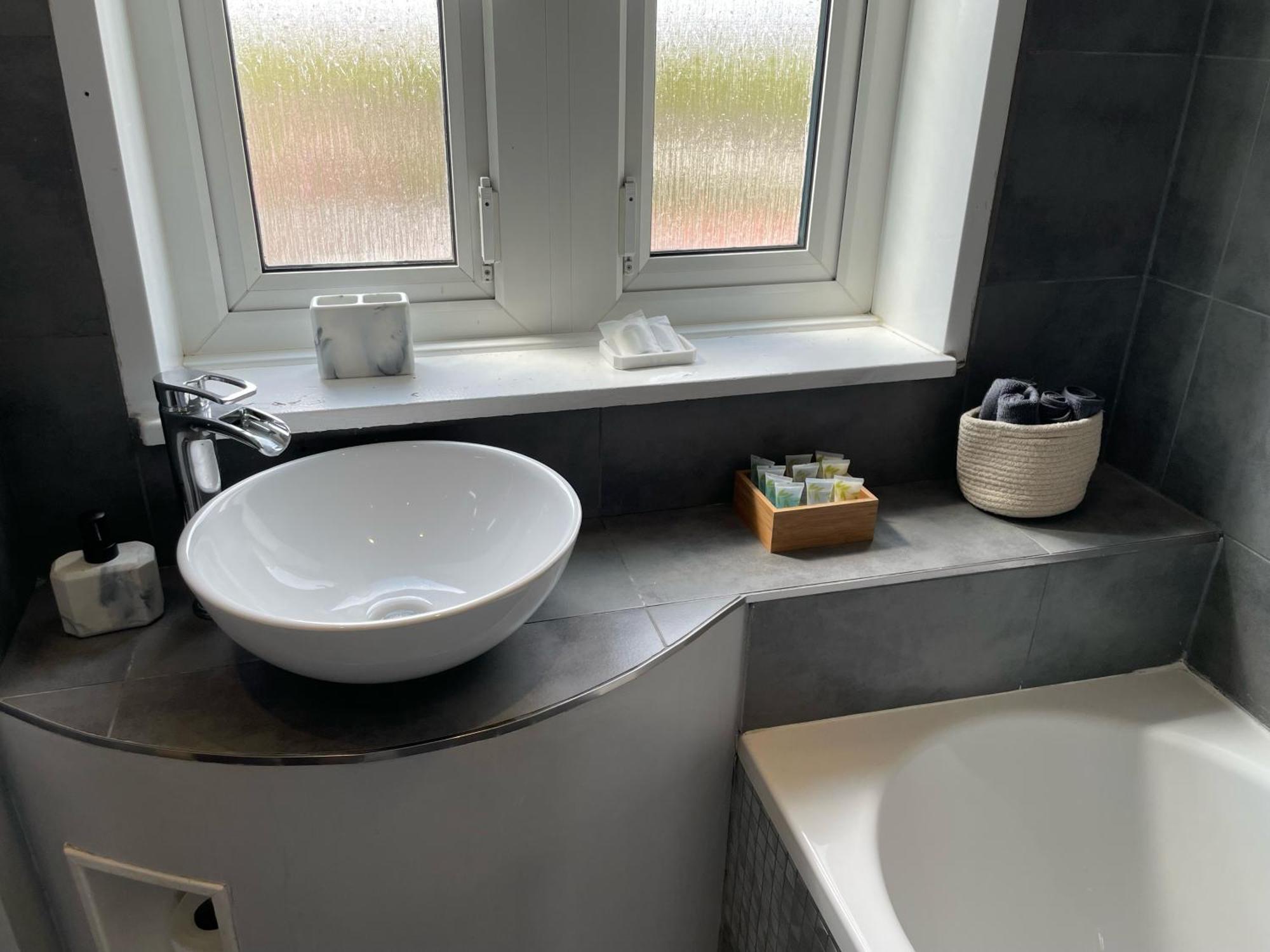 Top Floor 1 Bedroom Apartment With Views Over 런던 외부 사진
