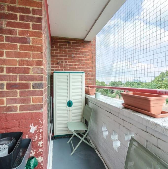 Top Floor 1 Bedroom Apartment With Views Over 런던 외부 사진